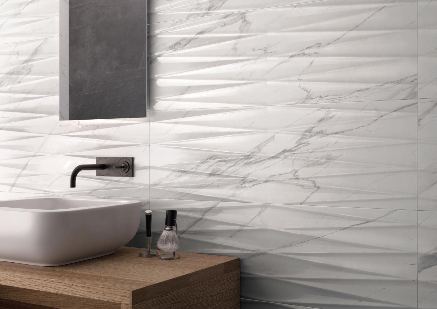 Baie amenajata cu faianta aspect marmura 