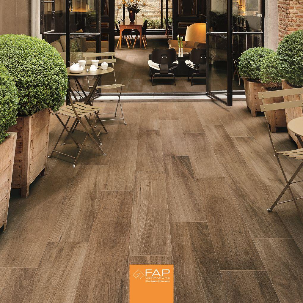 Terasa amenajata cu gresie portelanata stil nordic Terasa amenajata cu gresie aspect lemn stejar