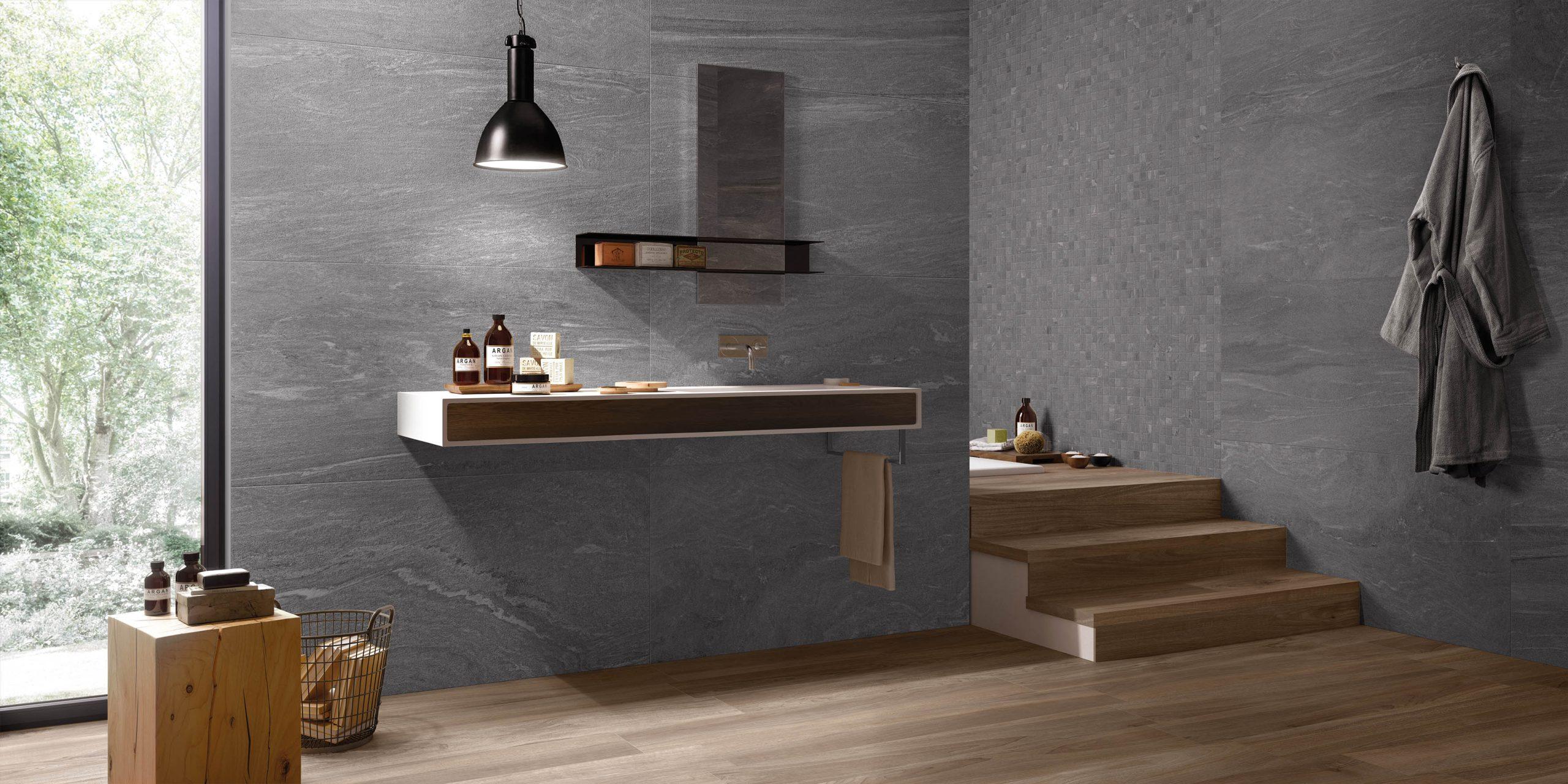 Baie stil nordic cu gresie aspect de lemn Baie amenajata cu gresie aspect piatra si lemn