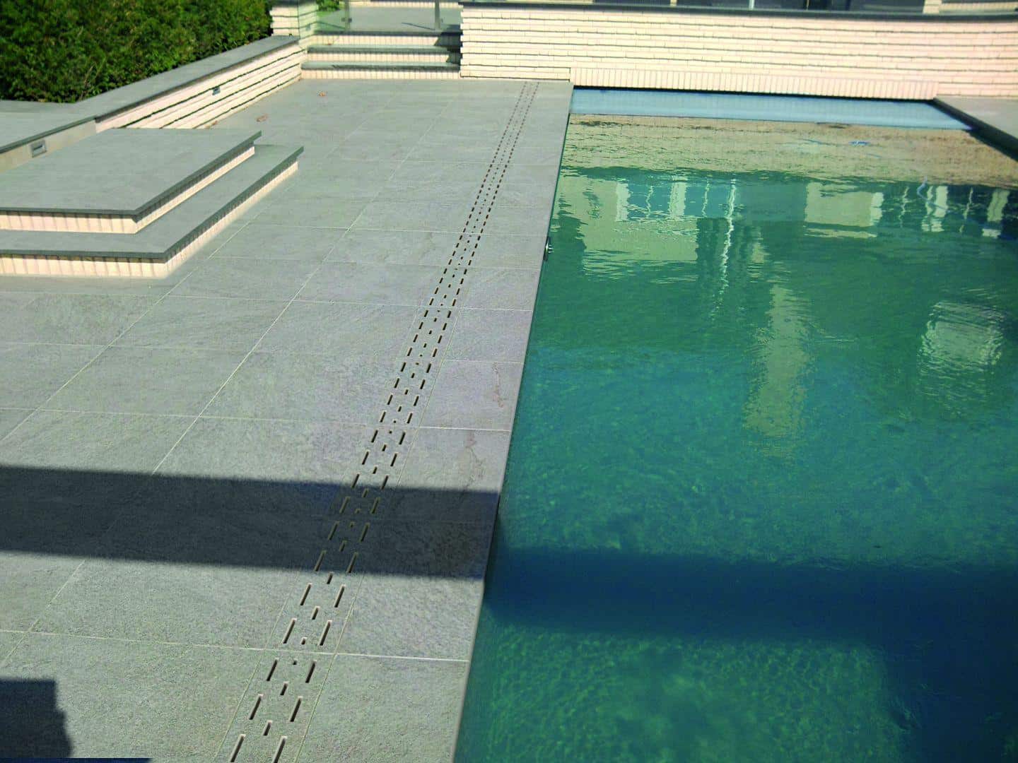 Amenajare_terasa_piscina_cu_placi_gresie_2cm_grosime