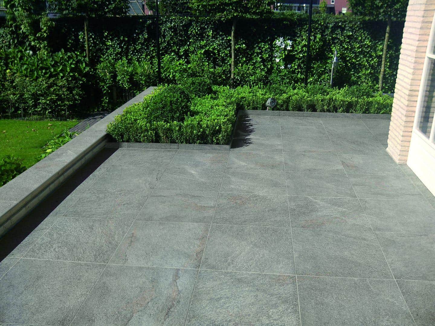 Terasa_gresie_portelanata_aspect_piatra_gri