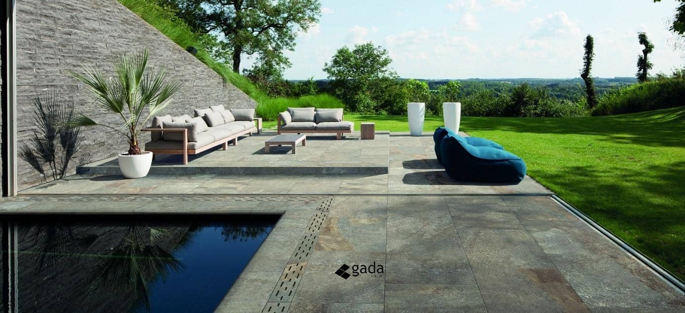 Terasa_cu_piscina_amenajata_cu_gresie_portelanata_antiderapanta_Midlake_Porfido_gadaceramic