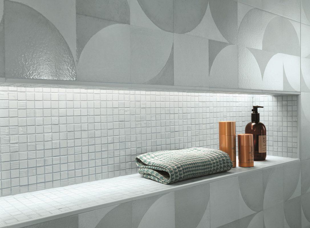 Baie cu Faianta 25x75 cm Matt&More si Gresie tip Parchet