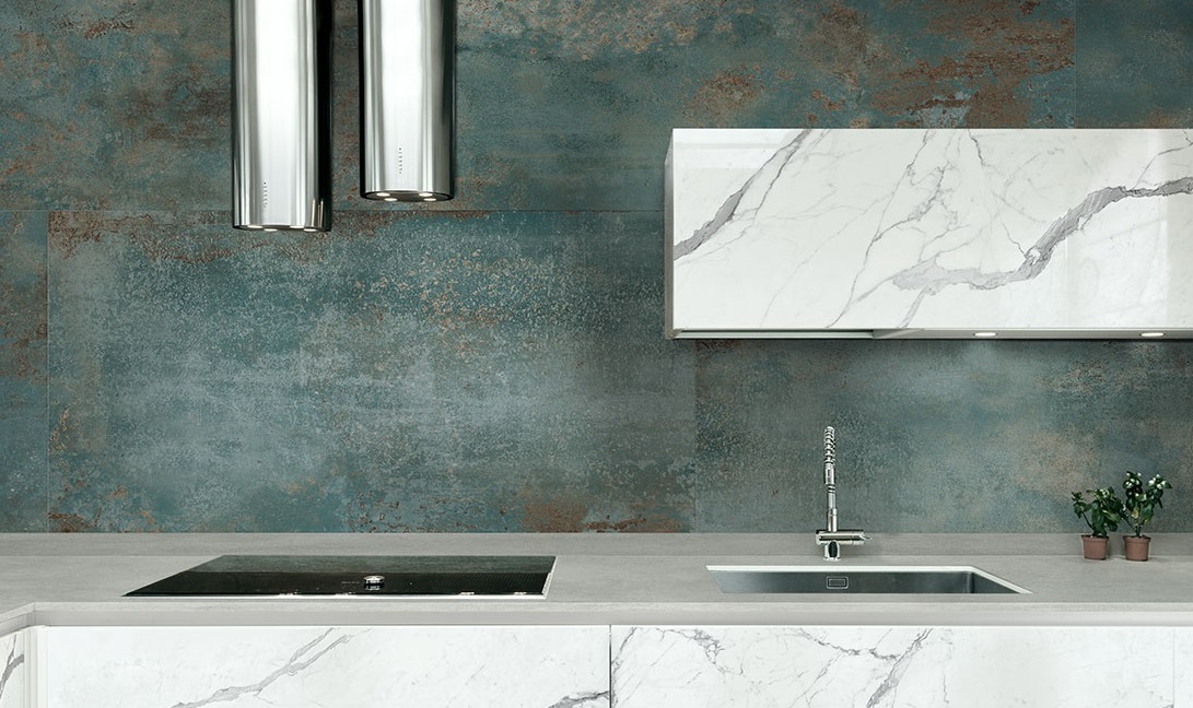 Amenajare-moderna-bucatarie-gresie-aspect-metal-Gada-Ceramic