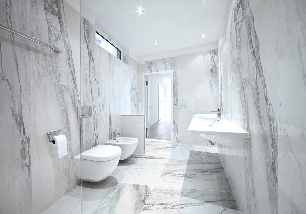 Baie cu lastre ceramice tip marmura Ek 