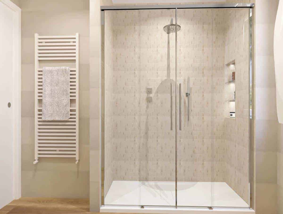 Baie amenajata cu placi de faianta Summer 