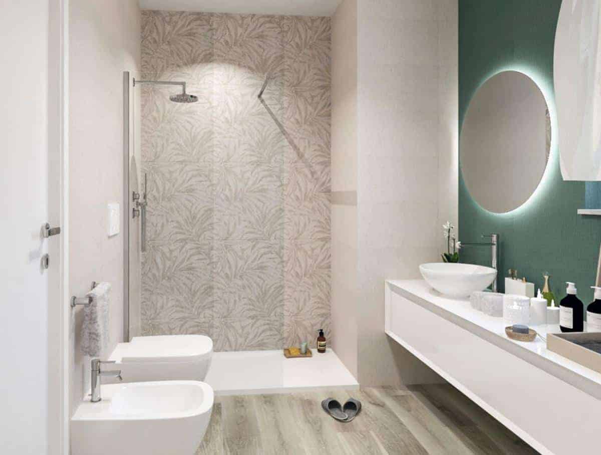 Baie cu gresie aspect lemn si faianata alba 