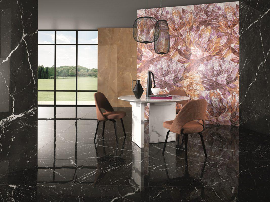 Living modern cu gresie portelanata tip marmura si decor floral