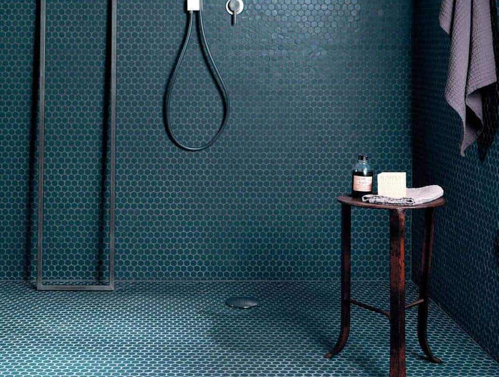 Baie cu Gresie Hexagonala si Faianta Boston Blu