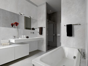 Amenajare baie gresie portelanata Pietragrey amb white EK