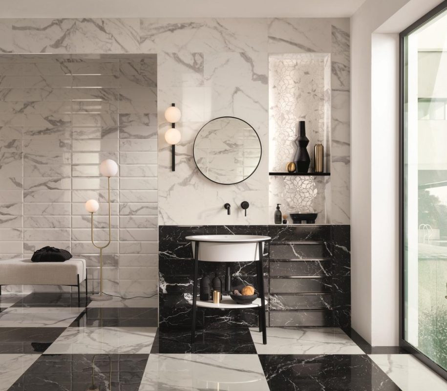 Baie-moderna-cu-gresie-si-faianta-lucioasa--alb-si-negru-fap_romagold_2021_carrarasuperiore_neroelegante_mosaicodaisy_Gada-Pavimenti