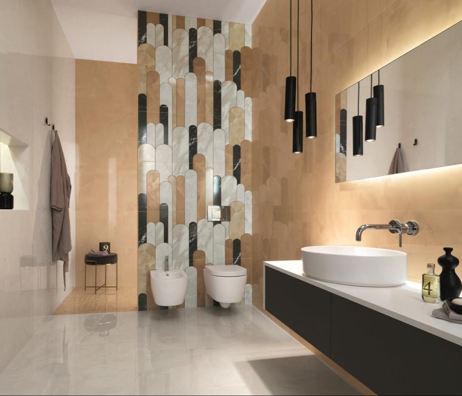 Baie-moderna-cu-placi-de-faianta-tip-marmura-lucioasa-si-decor-geometric-fap_romagold_gada-ceramic