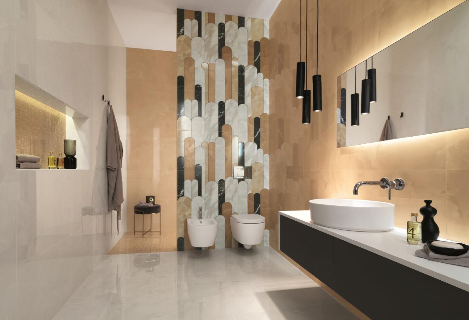 Baie Lux cu Faianta Lucioasa si Decor Roma Gold