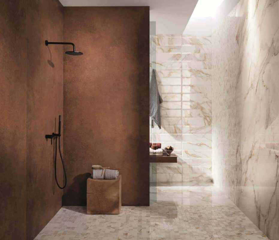 Baie-moderna-lux-cu-gresie-si-faianta-fap_romagold_2021calacattaorobrillante_corten_mosaicoleaves_Gada-Ceramic