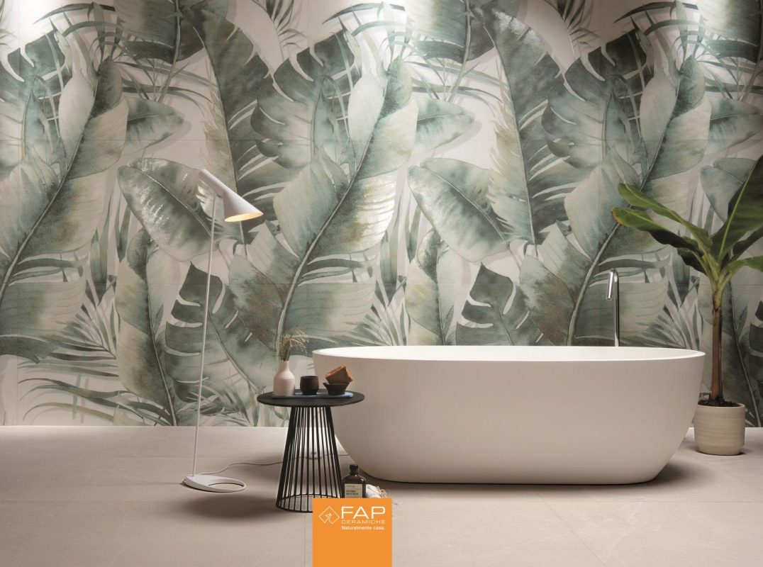Baie cu cada amenajata cu faianta decorata jungle fap bloom 80x160 cm
