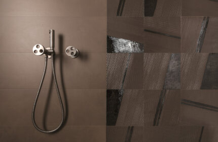 amenajare dus baie cu faianta decorata fap mat&more brown 25x75 cm