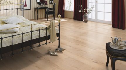 Parchet vinil LVT D11 Oak Lubeck amenajare dormitor detaliu cu pardoseala vinil de la ter Hurne