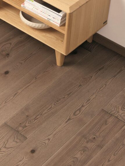Parchet Frasin Hazelnut Grande TL full plank uleiat periat triplustratificat amenajare dormitor detaliu