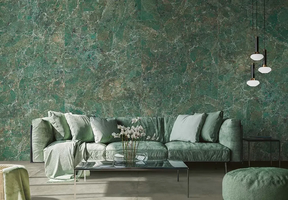 Perete-cu-Living-cu-lastre-ceramice-Amazzonite-Verde -EK-Gada-Ceramic
