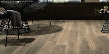 Amenajare terasa cu gresie portelanata antiderapanta aspect lemn Nest Oak 20x120 RT