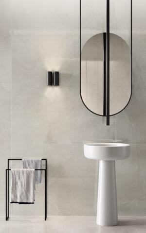 Baie amenajata cu gresie portelanata aspect marmura lucioasa Purity of Marble Onyx 120x278 RT grosime 6mm