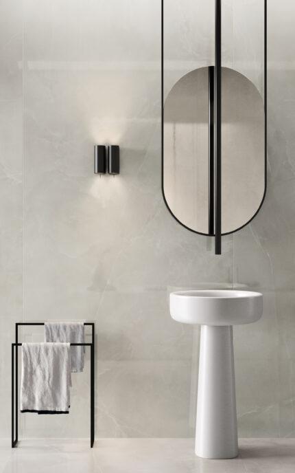Baie amenajata cu gresie portelanata aspect marmura lucioasa Purity of Marble Onyx 120x278 RT grosime 6mm