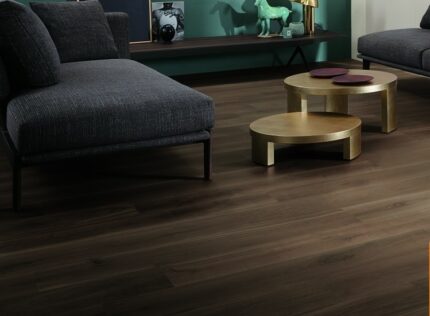 Living amenajat cu gresie portelanata aspect lemn Nest Brown 20x120 RT