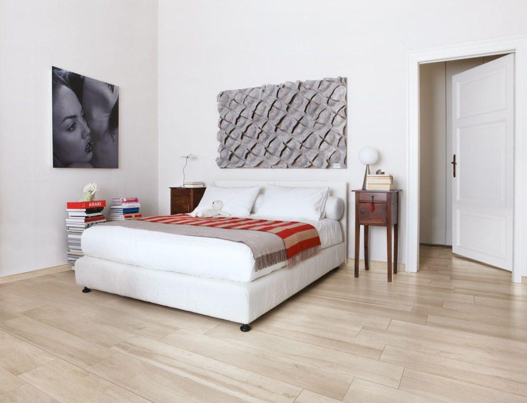 Dormitor cu Gresie Portelanata tip Parchet Travel