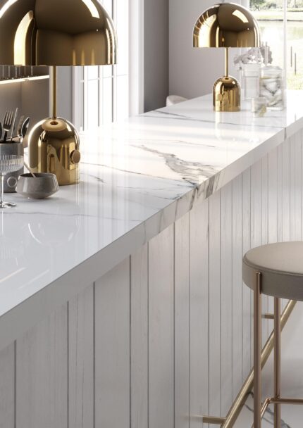 Amenajare bucatarie cu lastre ceramice tip marmura lucioasa AVA Statuario Splendente