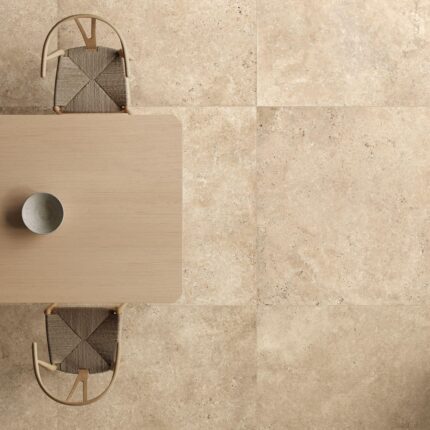Amenajare living cu placi de gresie portelanata tip travertin SUPERGRES Astrum Beige 120x120 cm