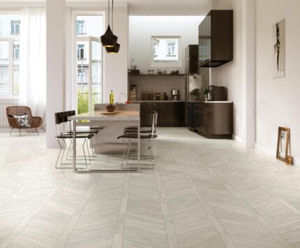 Amenajare open space living bucatarie moderna cu gresie portelanata La Fabbrica Amazon Kamba Chevro