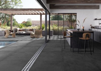 Terasa cu placi de gresie portelanata antiderapante La Fabbrica HURBAN GRAPHITE