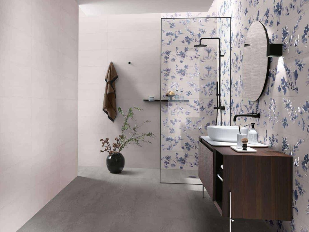 Amenajare baie moderna cu faianta decorata fap decomore bagno flower blue
