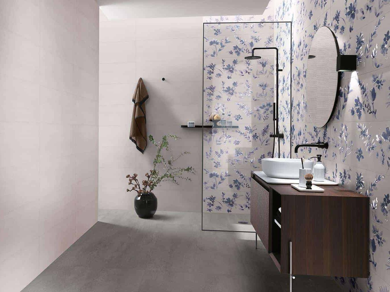 Amenajare baie moderna cu faianta decorata fap decomore bagno flower blue