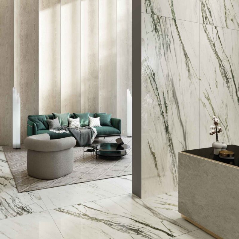 Living cu gresie tip marmura Marble Elite