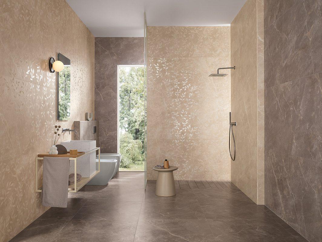 Baie moderna cu faianta bej Roma Stone