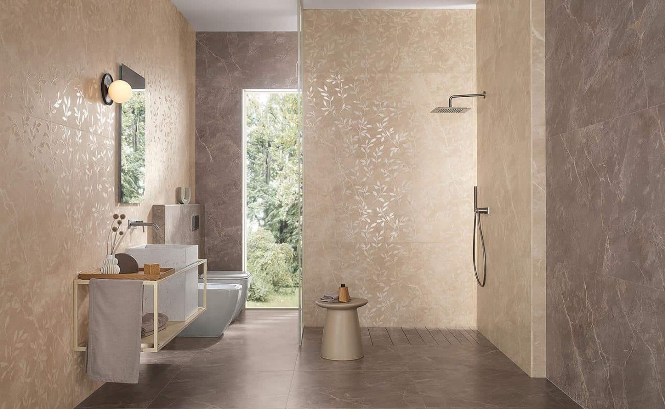 Baie moderna cu faianta bej Roma Stone