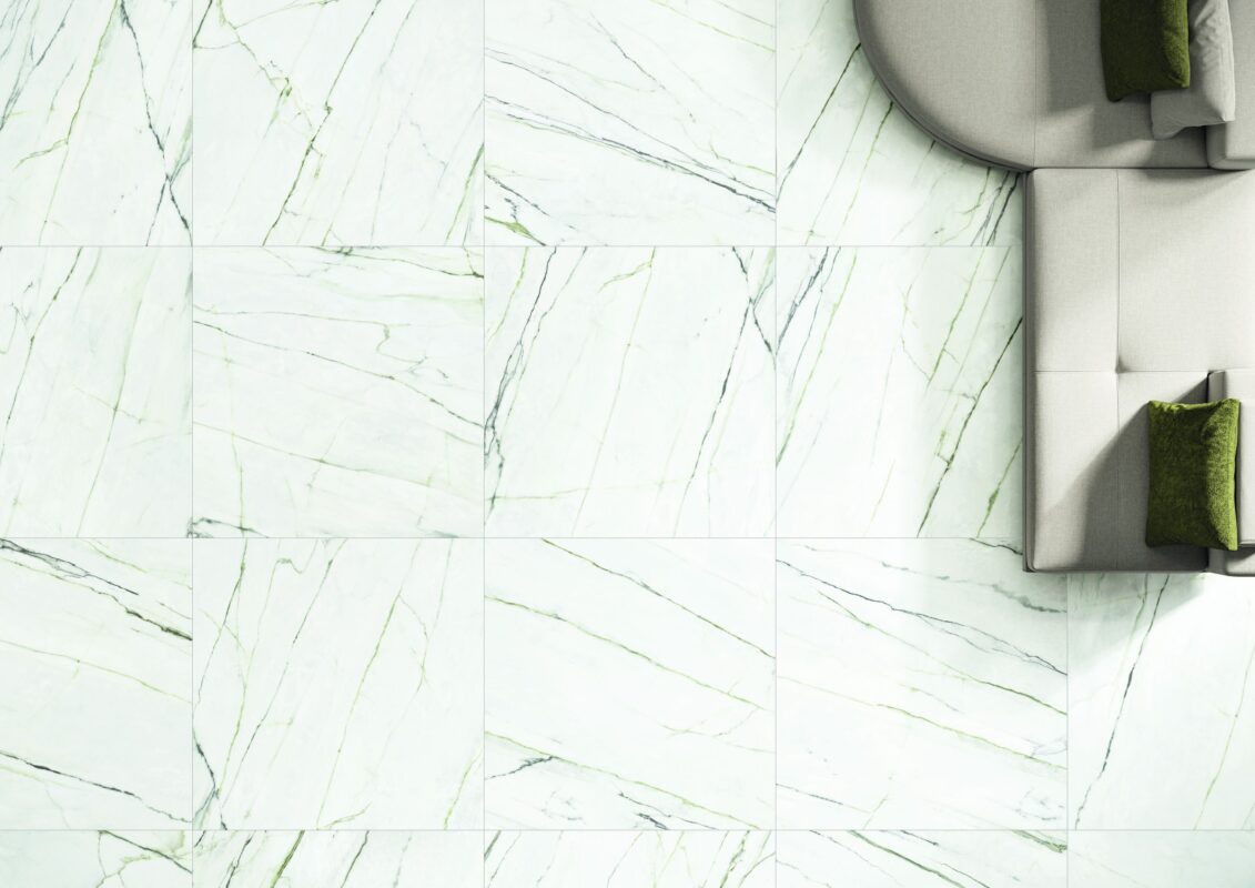 Living cu gresie tip marmura Lux Calacatta Verde