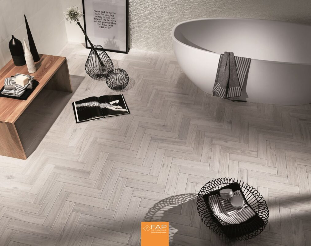 Baie cu Faianta Alba Colornow si Gresie tip Parchet