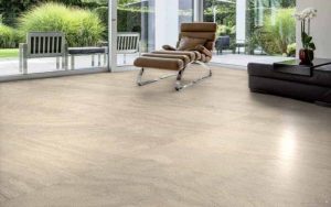 Living cu gresie portelanata tip piatra bej Pietra di Barge 60x120 cm