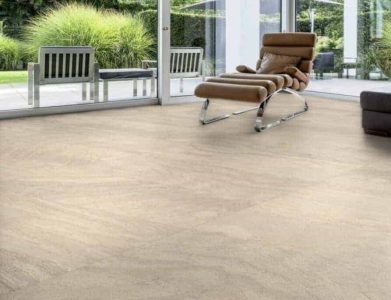 Living cu gresie portelanata tip piatra bej Pietra di Barge 60x120 cm