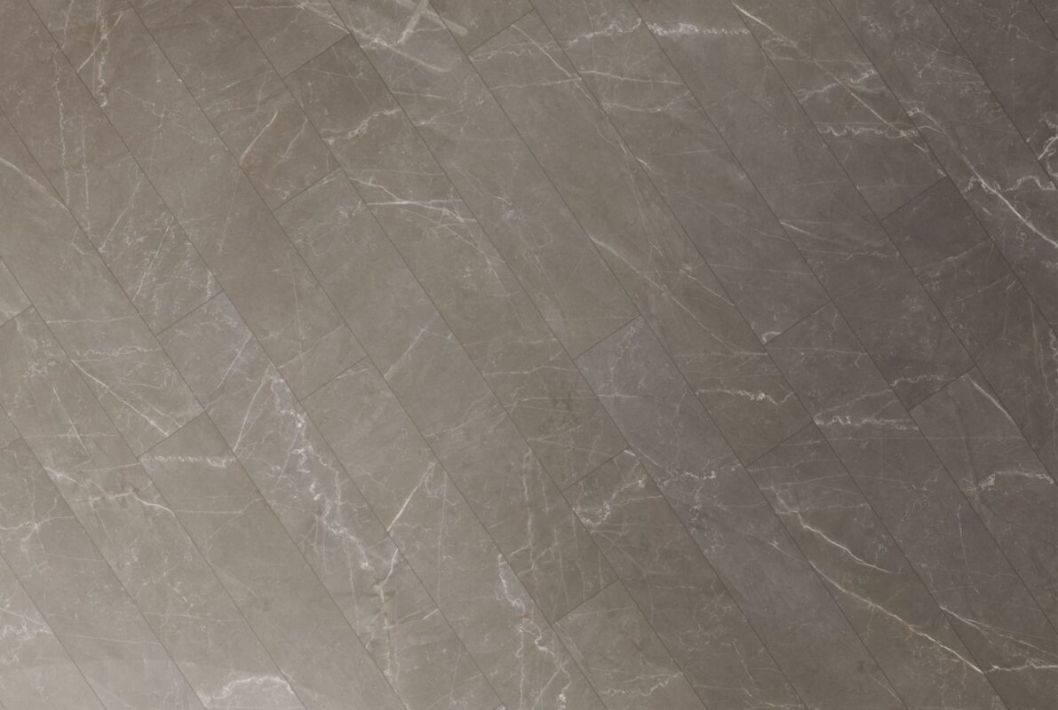 Bucatarie cu gresie portelanata aspect marmura Bronze Amani