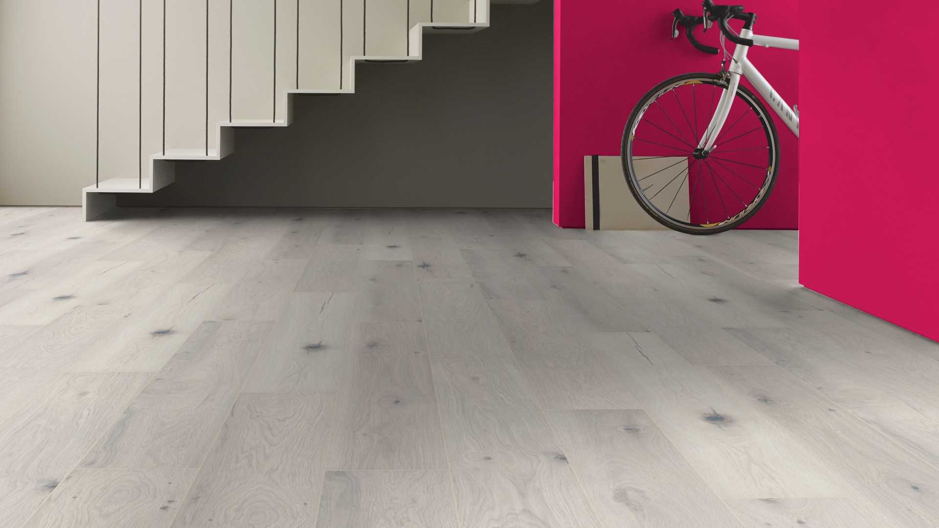 Culoarea anului 2023 Viva Magenta 18-750 în amenajările interioare