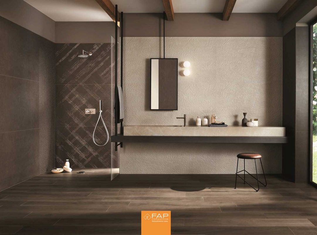 Baie amenajata cu gresie aspect lemn si faianta si decor mtalizat fap bloom maro 80x160 cm