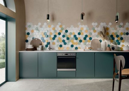Faianță interior hexagonala Small White Prussian Ocher Sage amenajare bucatarie