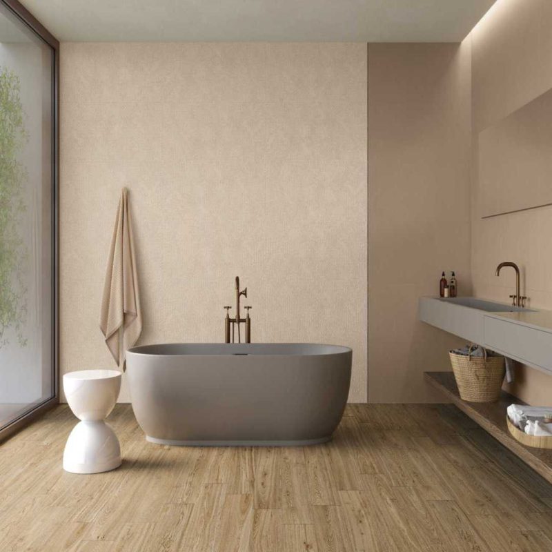 Baie-moderna-cu-gresie-portelanata-aspect-lemn-si-faianta-SUPERGRES_vanilla_caramel-Gada-Ceramic