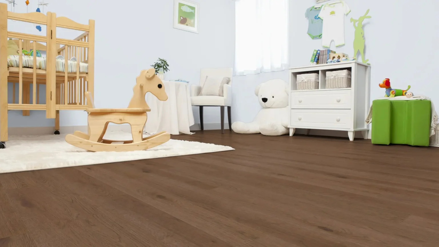 Dormitor cu Parchet Stratificat Bordeaux