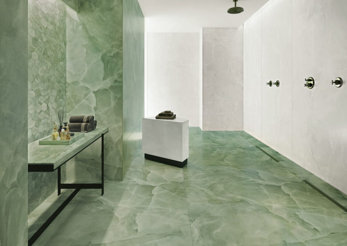 Baie-cu-gresie-si-faianta-cu-aspect-de-onix-verde-Gada-Ceramic-EK