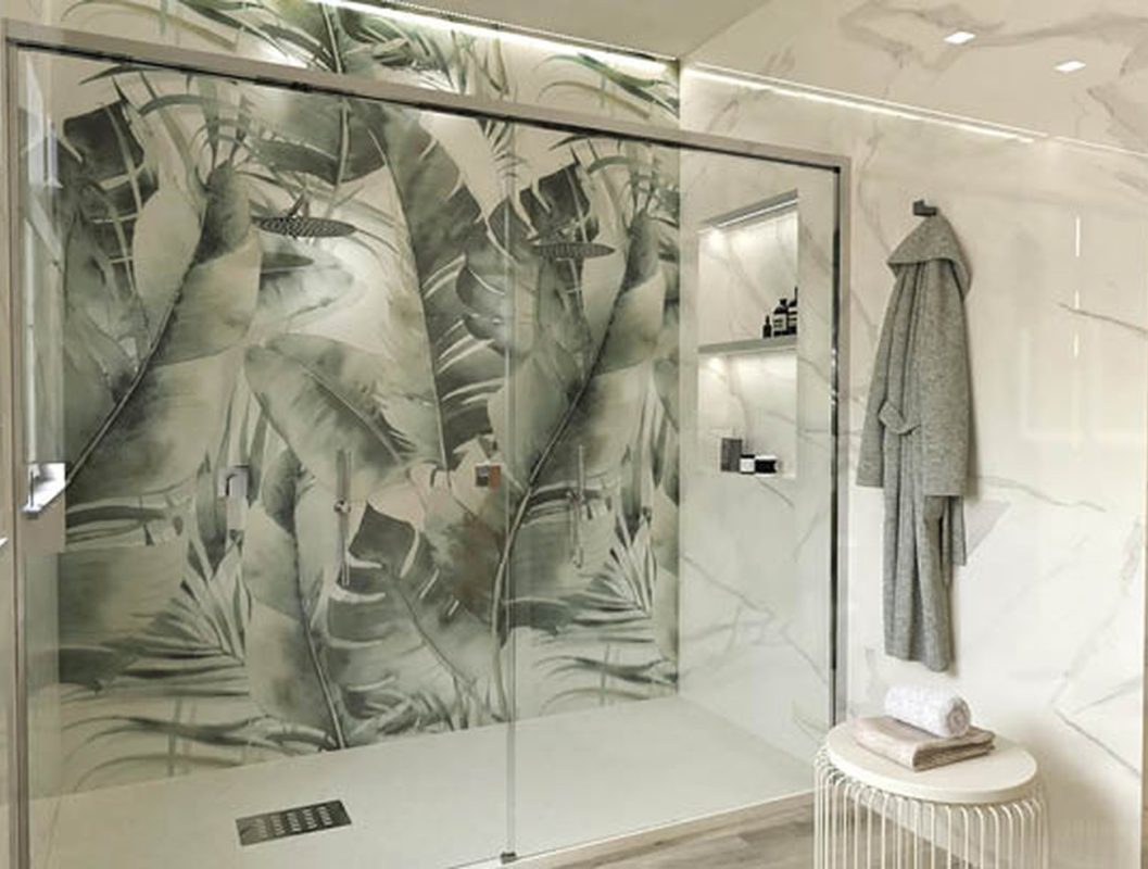 Baie moderna cu decor tropical