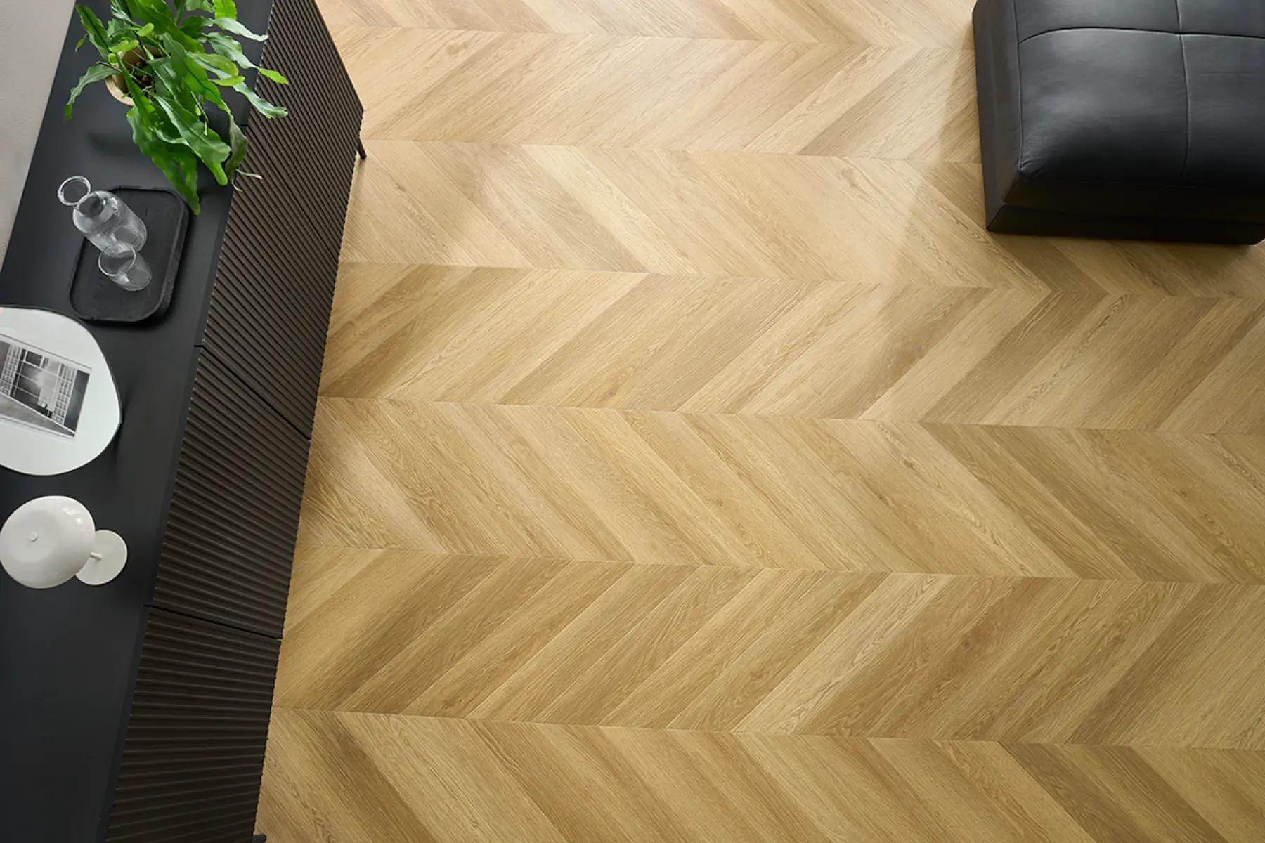 Amenajare-pardoseala-living-cu-parchet SPC-Chevron-Menor-Gada-Ceramic Parchet SPC Chevron Menor